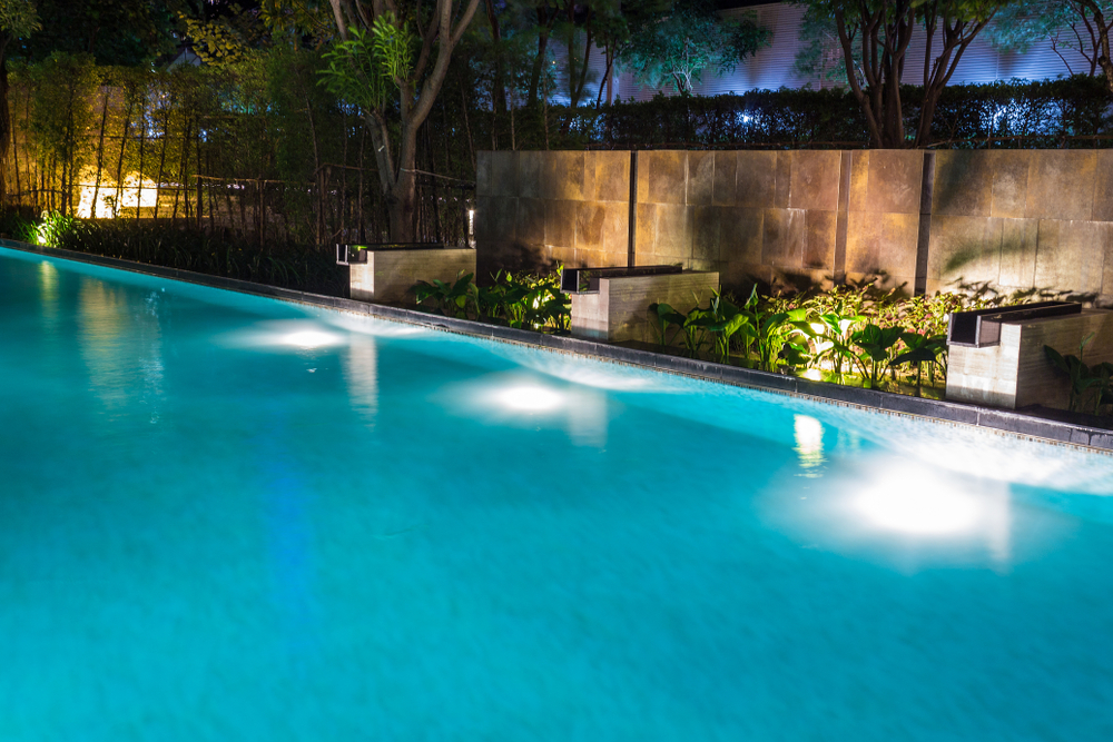 Piscine éclairée par des lumières sous-marines.