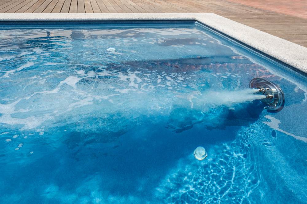 Un système pour donner un effet de nage à contre-courant dans la piscine.