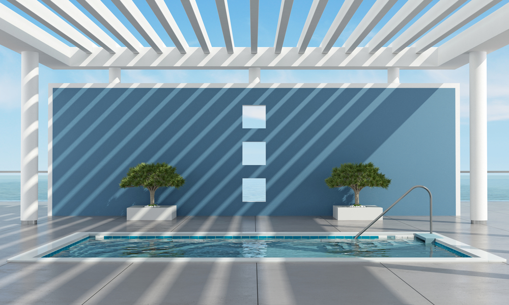 Un pergola design protégeant une piscine du soleil.