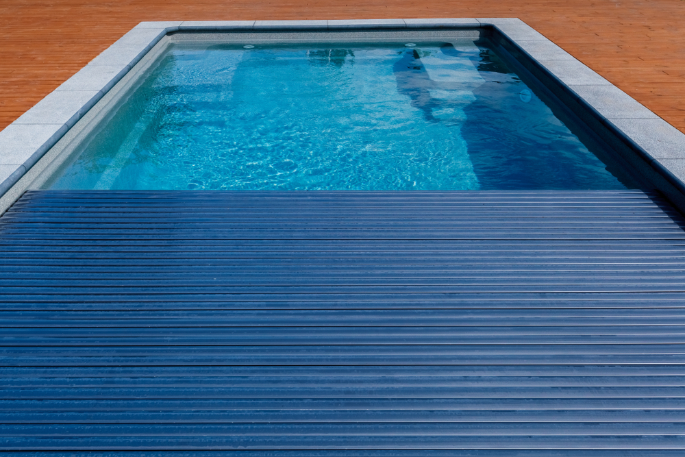 volet roulant pour piscine bleu